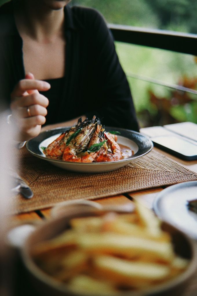 Grilled prawns and fries on a terrace table